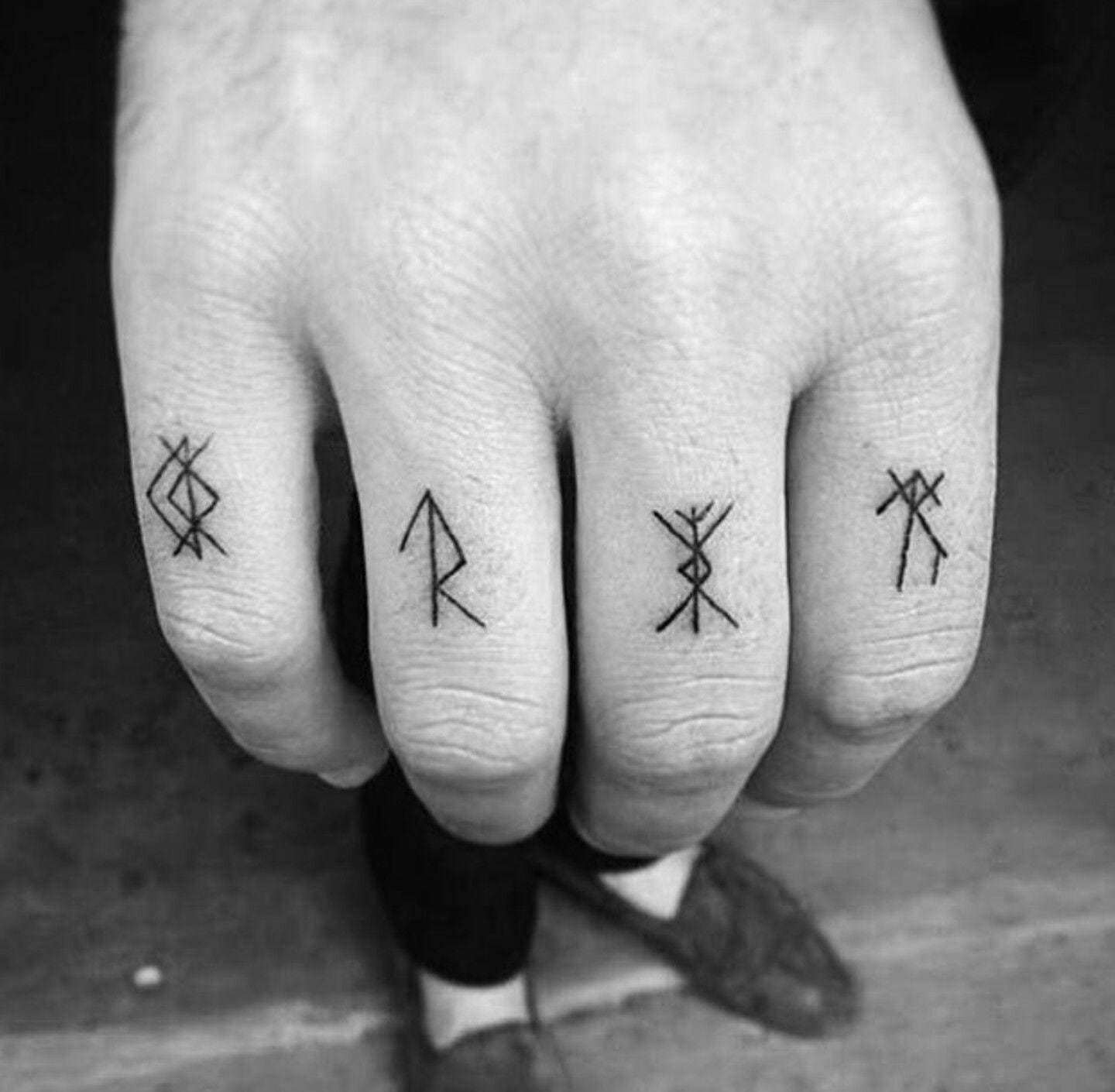 Нордические руны тату на пальцах